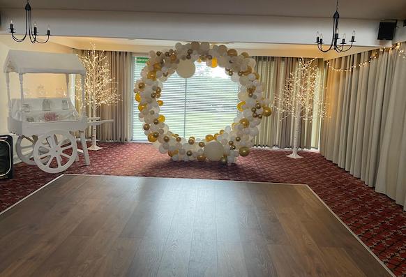 wedding balloon circle